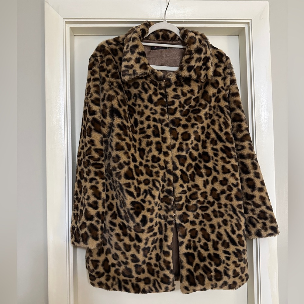Leopard clasp closure coat